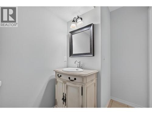 In-law suite bathroom - 602 Glenmeadows Road, Kelowna, BC - Indoor Photo Showing Bathroom