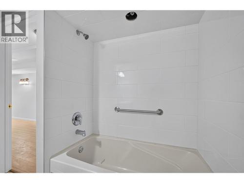 In-law suite bathroom - 602 Glenmeadows Road, Kelowna, BC - Indoor Photo Showing Bathroom