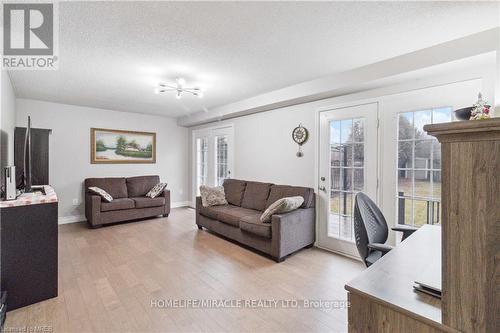 2245 Pathfinder Drive, Burlington, ON - Indoor Photo Showing Living Room