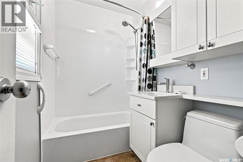 818 5Th Street E, Saskatoon, SK - Indoor Photo Showing Bathroom