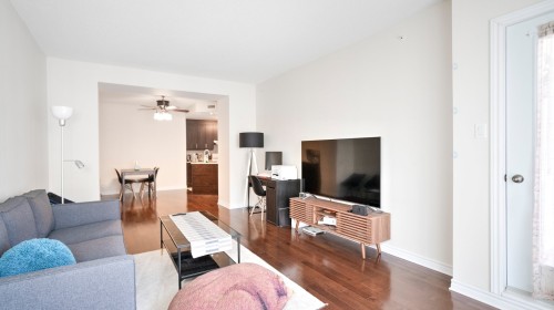 Living Room - 306-4405 Boul. St-Jean, Dollard-Des-Ormeaux, QC - Indoor Photo Showing Living Room
