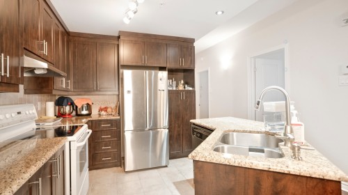 Kitchen - 306-4405 Boul. St-Jean, Dollard-Des-Ormeaux, QC - Indoor Photo Showing Kitchen With Double Sink With Upgraded Kitchen