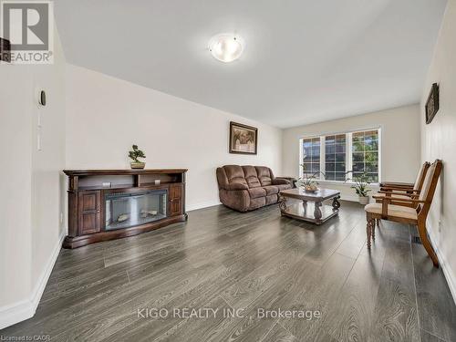 39 Baintree Way, Cambridge, ON - Indoor Photo Showing Living Room