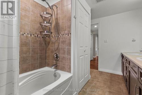 Family Bathroom - 2450 Blackstone Crescent, Ottawa, ON - Indoor Photo Showing Bathroom