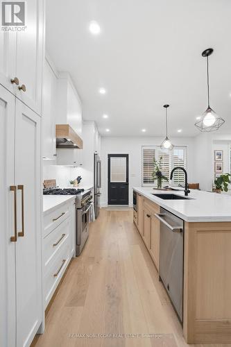 2 Glengordon Crescent, Markham, ON - Indoor Photo Showing Kitchen With Upgraded Kitchen