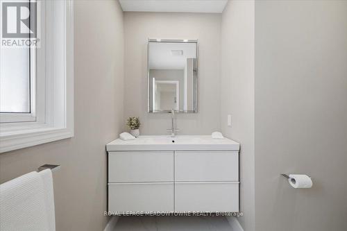 2068 Broadleaf Crescent, Burlington, ON - Indoor Photo Showing Bathroom