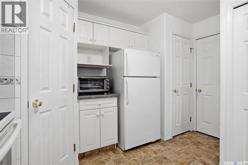 5464 Rochdale Boulevard, Regina, SK - Indoor Photo Showing Kitchen