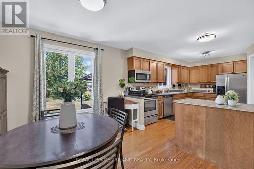 1077 Mahogany Crescent, London North (North P), ON - Indoor Photo Showing Kitchen