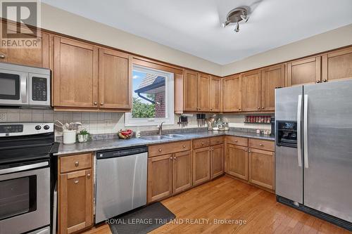 1077 Mahogany Crescent, London North (North P), ON - Indoor Photo Showing Kitchen With Double Sink