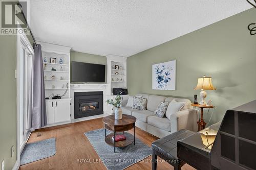 1077 Mahogany Crescent, London North (North P), ON - Indoor Photo Showing Living Room With Fireplace