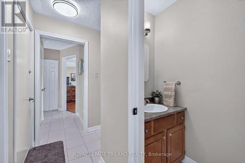 1077 Mahogany Crescent, London North (North P), ON - Indoor Photo Showing Bathroom