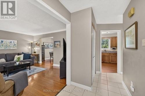 1077 Mahogany Crescent, London North (North P), ON - Indoor Photo Showing Living Room