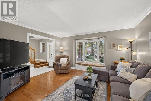1077 Mahogany Crescent, London North (North P), ON - Indoor Photo Showing Living Room