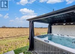 Showing hot tub in the fall - 