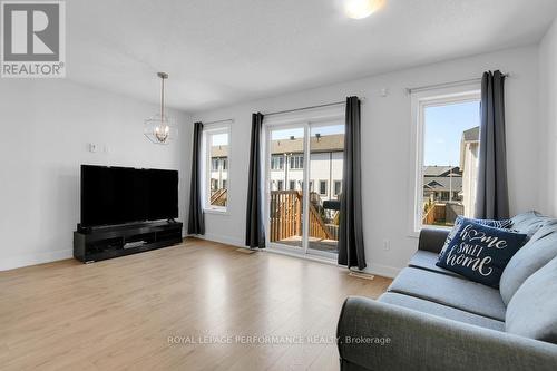 30 Whitcomb Crescent, Smiths Falls, ON - Indoor Photo Showing Living Room