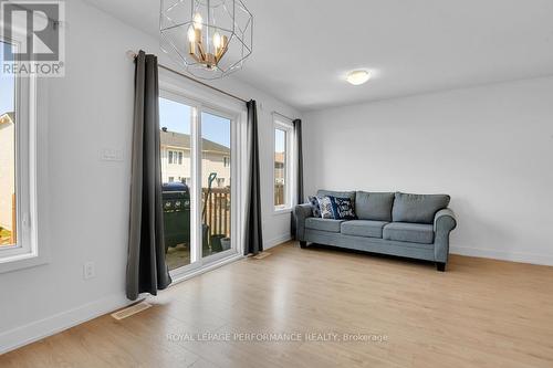 30 Whitcomb Crescent, Smiths Falls, ON - Indoor Photo Showing Living Room