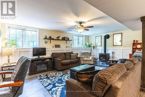 7819 5Th Line, Essa, ON - Indoor Photo Showing Living Room