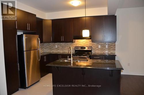 130 Major Crescent, Aurora, ON - Indoor Photo Showing Kitchen With Double Sink With Upgraded Kitchen