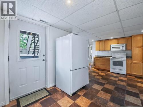 4 Ruby Lane, Whitehorse, YT - Indoor Photo Showing Kitchen