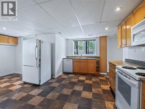 4 Ruby Lane, Whitehorse, YT - Indoor Photo Showing Kitchen