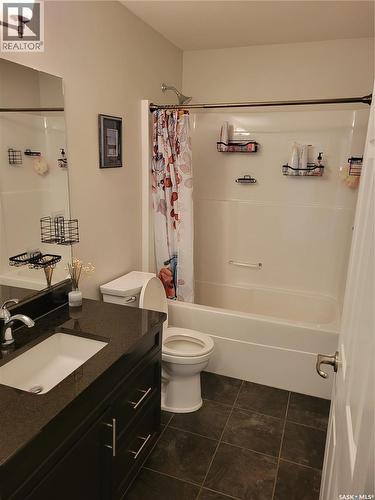 718 Patrick Bay, Saskatoon, SK - Indoor Photo Showing Bathroom