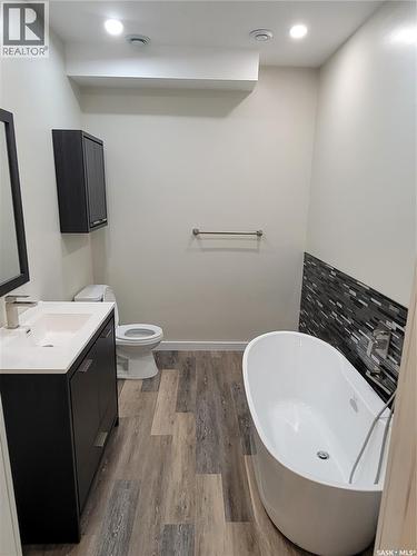 718 Patrick Bay, Saskatoon, SK - Indoor Photo Showing Bathroom