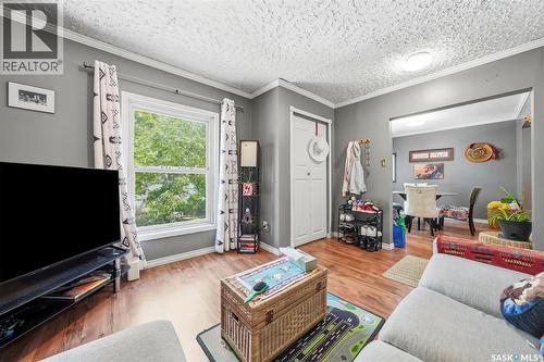817 8Th Avenue N, Saskatoon, SK - Indoor Photo Showing Living Room