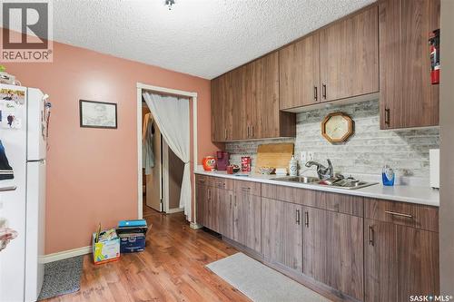 817 8Th Avenue N, Saskatoon, SK - Indoor Photo Showing Kitchen With Double Sink