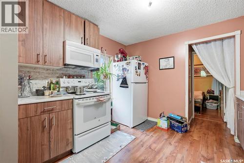 817 8Th Avenue N, Saskatoon, SK - Indoor Photo Showing Kitchen