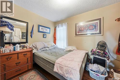 817 8Th Avenue N, Saskatoon, SK - Indoor Photo Showing Bedroom