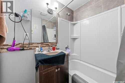 817 8Th Avenue N, Saskatoon, SK - Indoor Photo Showing Bathroom