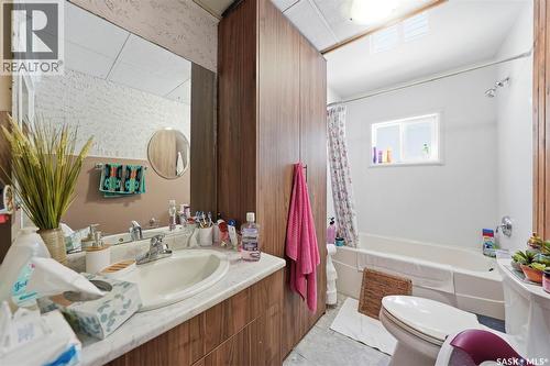 817 8Th Avenue N, Saskatoon, SK - Indoor Photo Showing Bathroom