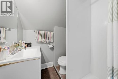 817 8Th Avenue N, Saskatoon, SK - Indoor Photo Showing Bathroom
