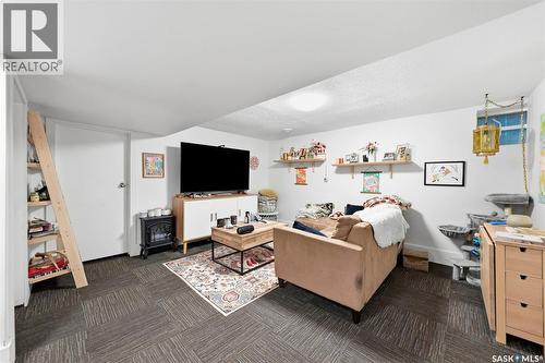 817 8Th Avenue N, Saskatoon, SK - Indoor Photo Showing Living Room