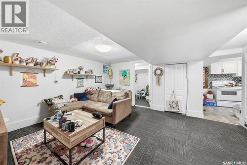 817 8Th Avenue N, Saskatoon, SK - Indoor Photo Showing Living Room