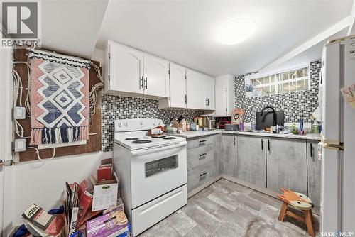 817 8Th Avenue N, Saskatoon, SK - Indoor Photo Showing Kitchen