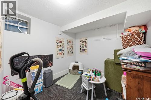817 8Th Avenue N, Saskatoon, SK - Indoor Photo Showing Other Room