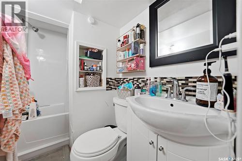 817 8Th Avenue N, Saskatoon, SK - Indoor Photo Showing Bathroom