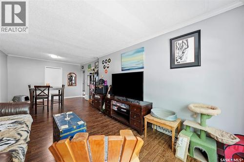 817 8Th Avenue N, Saskatoon, SK - Indoor Photo Showing Living Room