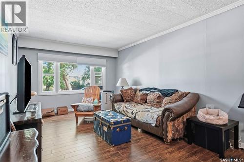 817 8Th Avenue N, Saskatoon, SK - Indoor Photo Showing Living Room