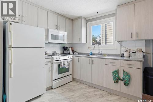 817 8Th Avenue N, Saskatoon, SK - Indoor Photo Showing Kitchen