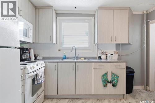 817 8Th Avenue N, Saskatoon, SK - Indoor Photo Showing Kitchen With Double Sink