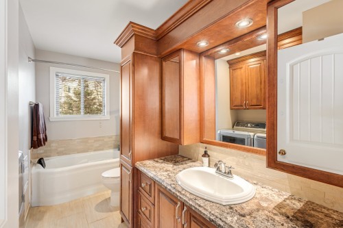 Bathroom - 174 Rue Des Deux-Montagnes, Bromont, QC - Indoor Photo Showing Bathroom
