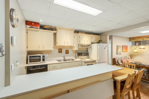 Kitchen - 174 Rue Des Deux-Montagnes, Bromont, QC - Indoor Photo Showing Kitchen With Double Sink