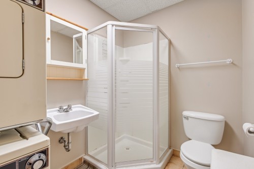 Bathroom - 174 Rue Des Deux-Montagnes, Bromont, QC - Indoor Photo Showing Bathroom