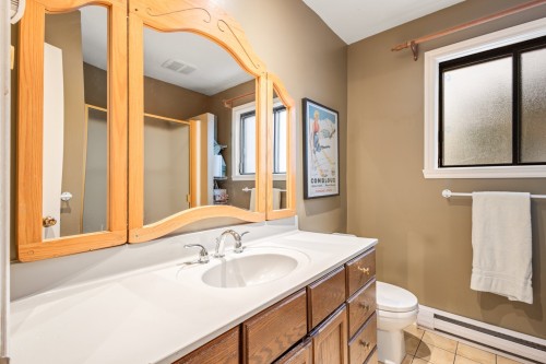 Bathroom - 174 Rue Des Deux-Montagnes, Bromont, QC - Indoor Photo Showing Bathroom