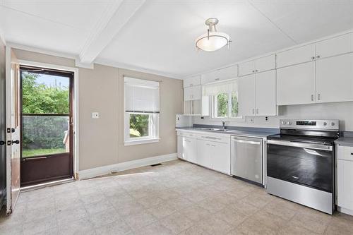 377 Main St, St Adolphe, MB - Indoor Photo Showing Kitchen