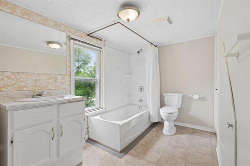 377 Main St, St Adolphe, MB - Indoor Photo Showing Bathroom