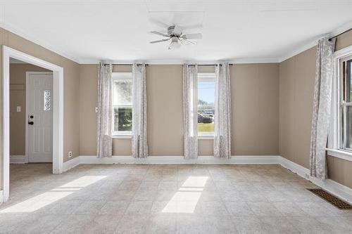 377 Main St, St Adolphe, MB - Indoor Photo Showing Other Room