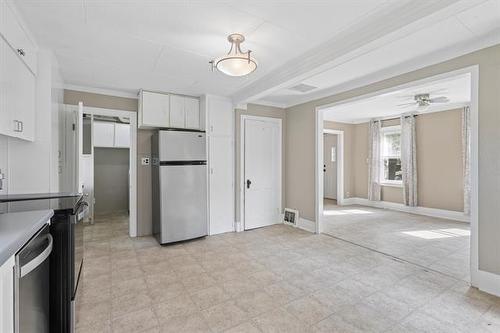 377 Main St, St Adolphe, MB - Indoor Photo Showing Kitchen
